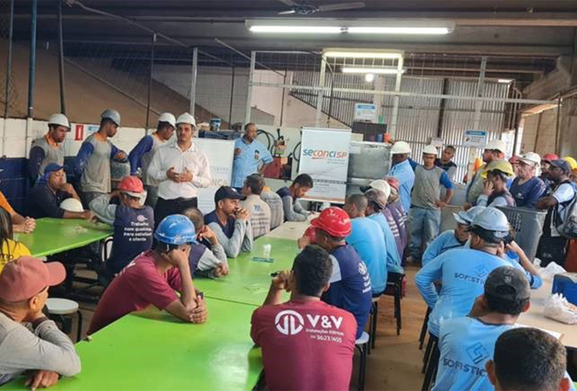 Trabalhadores do canteiro High Redentora da construtora Stefany participando de Palestra sobre SST