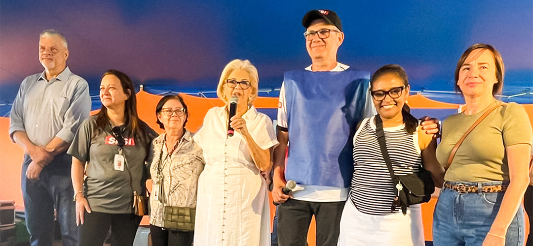 Maristela (ao centro) ao lado de organizadores e apoiadores do evento em Votorantim