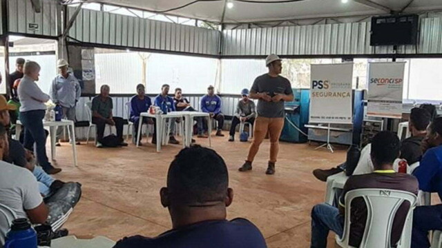 Trabalhadores do canteiro Naif da construtora Vitta participando de Palestra sobre SST Trabalhadores do canteiro Naif da construtora Vitta participando de Palestra sobre SST